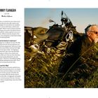 Links Text über Tommy Flanagan und seine Motorradleidenschaft. Rechts sitzt ein Mann neben einem Motorrad in Gras.