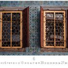 "Fenster im Topkapi Palast", darunter eine Kalenderansicht. Zwei kunstvoll vergitterte Fenster mit bunten Mosaiken.
