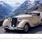 "Mercedes 170 Coupé", darunter Kalenderdaten. Ein klassisches, beiges Auto auf einer Bergstraße mit majestätischem Tal.