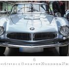 "BMW 507", Kalender mit großem 6. Bild zeigt klassischen, silbernen Sportwagen von vorn in einer Ausstellungshalle.