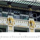 Wien, Amerikanische Botschaft. Fassade mit vergoldeten Gesichtern und dekorativen Elementen, moderne Architekturdetails.