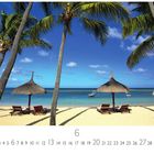 Text: Mauritius, 6, CASARES EDITION. Palmen am Sandstrand, zwei Strohhütten, Liegestühle und Boote auf dem blauen Meer.