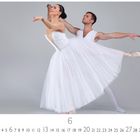 Zahlen 1–30, "6" hervorgehoben. Zwei Balletttänzer in weißen Kostümen in eleganter Pose auf grauem Hintergrund.