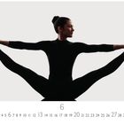 6. Unten eine Kalenderzeile, Monatsüberblick. Silhouette einer Person in Stretch-Position mit ausgestreckten Armen und Beinen.