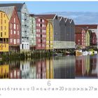 Text: "Trondheim", "6", "CASARES EDITION". 

Bunte, alte Lagerhäuser spiegeln sich im ruhigen Wasser.