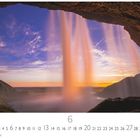 Seljalandsfoss, Juni. Wasserfall bei Sonnenuntergang, gesehen aus einer Höhle mit Blick auf Himmel und Landschaft.