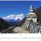 Stupa auf dem Weg zum Everest Base Camp. Im Hintergrund schneebedeckte Berge unter blauem Himmel, felsige Landschaft.