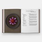 Rezept für "Ikura Gunkan-Style Roast Fig, Tapioca, Red Caviar" mit Zutaten und Zubereitung. Links ein Teller mit einer Blume.