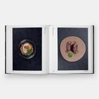 Seitenzahlen 342 und 343. Zwei Teller mit kunstvoll angerichteten Speisen auf dunklem Hintergrund.