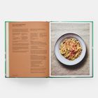 Links: Rezept "Pasta and Sambal Matah", rechts: Teller mit Nudeln und Gemüse auf einem beigen Hintergrund.