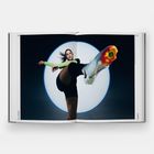 Seitenzahlen 202 und 203. Eine Frau tritt dynamisch in die Luft vor einem hellen Kreis.