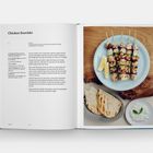 Text: "Chicken Souvlaki". Links Rezept Anleitung, rechts Foto mit gegrillten Spießen, Zitronenspalten, Pita und Dip.