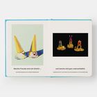 Manche Freunde sind sich ähnlich, und manche sind ganz unterschiedlich. Links: zwei Eiswaffeln. Rechts: drei bunte Skulpturen.