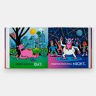 Links: "MONSTER SLEEPS ALL DAY" mit schlafendem Monster. Rechts: "MONSTER STAYS UP ALL NIGHT" mit tanzendem Monster.