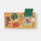 „Let’s spread kindness! A gift is extra special when wrapped with care. Handmade with love. To: Santa Claus, North Pole.“  
Buntes Weihnachtsthema mit Schere, Stiften, Geschenken und Lebkuchen.