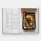 "Cernia al Forno" Rezept mit Zubereitungszeiten, Zutaten und Anweisungen. Rechts ein gebackener Fisch mit Zitronenscheiben.