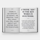 Links: "THERE IS NO AMOUNT OF MONEY, OR PRESTIGE, THAT WILL MAKE YOU FEEL GOOD ABOUT NOT STAYING TRUE TO YOUR ETHOS." Rechts oben: "I THINK 'JOY' IS THE KEY WORD IN OUR WORK." Darunter: Rat über Vision und Beitrag zur Welt.