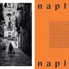 Text: "naples" und eine Beschreibung von Neapel. Schwarz-weißes Foto einer engen Straße mit Gebäuden und einer Person mit Taschen.