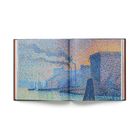 Illustration eines Hafens im Pointillismus-Stil, mit blauen und orangen Farbtönen.