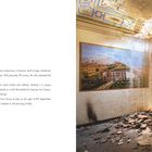 "Villa Pontificia – Marches". Text beschreibt die Geschichte der Villa. Raum mit freskenbemalter Decke, Trümmern und zwei Wandgemälden.