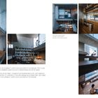 Texte: **NOW:** und **PAST:** gefolgt von Lorem Ipsum Absätzen. Zahl: 111. Betoninterieur mit Holzdetails und Regalen. Moderne Einrichtung.