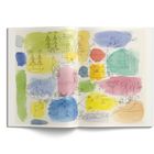 Bunte Illustration mit skizzierten Segelschiffen und Fischen auf farbigen Flecken in Blau, Gelb, Rot und Grün.