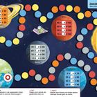 „Zahlen-Raumfahrt“, Rechenspiele mit Würfeln. Bunte Pfade durch Planeten, Rakete auf Erde, humorvolle Illustrationen.