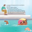 Text über ein Schwimmtraining. Illustration eines Mädchens mit Schwimmkappe im Wasser und einer Person mit Brille am Beckenrand.