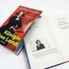 „Königin ohne Land“, Jutta Jacobi, Reclam. Buchcover mit Gemälde von Kristina von Schweden, aufgeschlagenes Buch daneben.