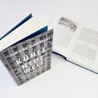 Aufrecht stehendes Buch mit Titel "KÜHLE NEUE WELT" von Jan Eike Dunkhase, daneben ein aufgeschlagenes Buch.