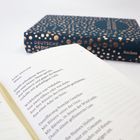 Text: "Karl Krolow, Worte." Ein geöffnetes Buch liegt, daneben ein geschlossenes Buch mit goldenem Punktmuster auf dem Einband.