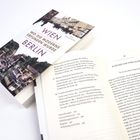 Titel: "Wien Berlin: Wo die Moderne erfunden wurde". Kapitel: "01 Klischee und Wirklichkeit". Stapel Bücher auf weißem Hintergrund.