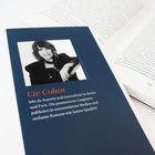 Ute Cohen lebt als Autorin und Journalistin. Zu sehen ist ihr Foto auf einem blauen Buchcover, daneben aufgeklapptes Buch.