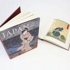 „JAPAN – Eine Liebeserklärung in Bildern und Anekdoten“. Zwei offene Bücher mit japanischen Kunstwerken.