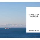 Text: "SEHNSUCHT DER HABSBURGER" und "TRIEST UND DAS MEER". Im Hintergrund ein Frachtschiff auf dem Meer, dahinter Berge.