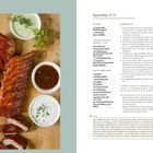 Titel: Spareribs. Links Rippchen mit verschiedenen Dips auf Holzbrett. Rechts Rezept mit Zutaten und Zubereitung.