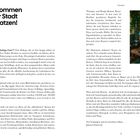 Willkommen in der Stadt der Katzen! Kennen Sie „Bodega Cats“? Österreichs Hauptstadt wirkt... Viel Vergnügen und ein herzliches Miau, Janina Lebiszczak. Eine Frau in blauem Hemd hält eine Katze.