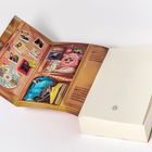 Eine Illustration zeigt einen offenen Spind mit Fotos, einem Furby, einem Rucksack, einem CD-Cover und Büchern.