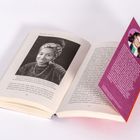 Kapitel Titel: "Widerstand". Foto einer Frau in einem Buch. Daneben eine lilafarbene Karte mit Text und Porträt.