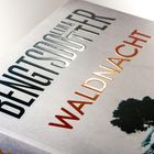 Text: "BENGTSDOTTER" und "WALDNACHT". Ein Haus und ein Baum sind abgebildet.