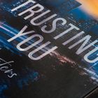 „TRUSTING YOU“ in großen Buchstaben, darunter „Hunters“ in geschwungener Schrift; dahinter Skyline bei Dämmerung.