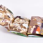 Es sind Texteinblendungen von Tieren in einer bunten, illustrativen Wald- und Höhlenszene zu sehen. Ein Igel klopft an eine Tür.