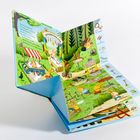 Illustration eines aufgeschlagenen Kinderbuchs. Titel wie "OSTERHASENLAND" und "Willkommen". Bunte Waldszene.