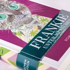 Text: "FRANKIE UNTER MENSCHEN", "ROMAN". Ein illustriertes Buchcover mit einer Katze in buntem Hemd.