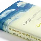 Buchcover mit den Texten: "FRODE GRYTTEN", "Roman", "Der letzte Tag des Fährmanns"; Gemälde in Blau-, Weiß- und Grüntönen.