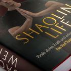 Text: "DISZIPLIN-CHALLENGE 3: Hab Spaß!" Daneben ein Mann in oranger Hose, der eine Mauer hochklettert.