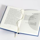 Eine Buchseite listet unter "Meine Bücher im Juli" gelesene und gehörte Titel auf. Links Fließtext, rechte Seite liste.