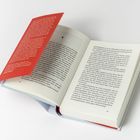 Ein Buch liegt offen auf einer weißen Fläche. Rechts Texte mit Nummer 43, links roter Einbandtext von Maria Popov.