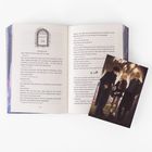 „Kapitel 34“ und „Aufnahme 007“ stehen oben am Seitenrand eines geöffneten Buches. Eine Illustration zeigt drei Personen beim Spazieren.