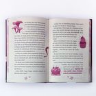 Seiten 50-51 in einem Buch. Illustrationen: Pilze, Drachenschwanz, Cupcake, Torte. Fantasiegeschichten mit Dialogen.